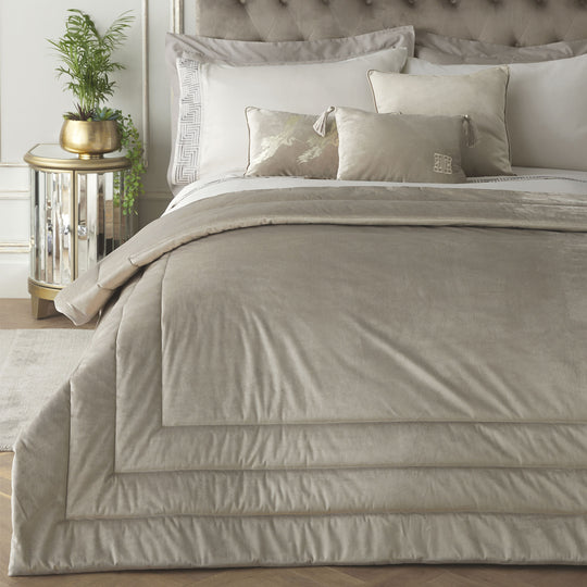 Chic Bedspread in Oyster 150 x 220cm