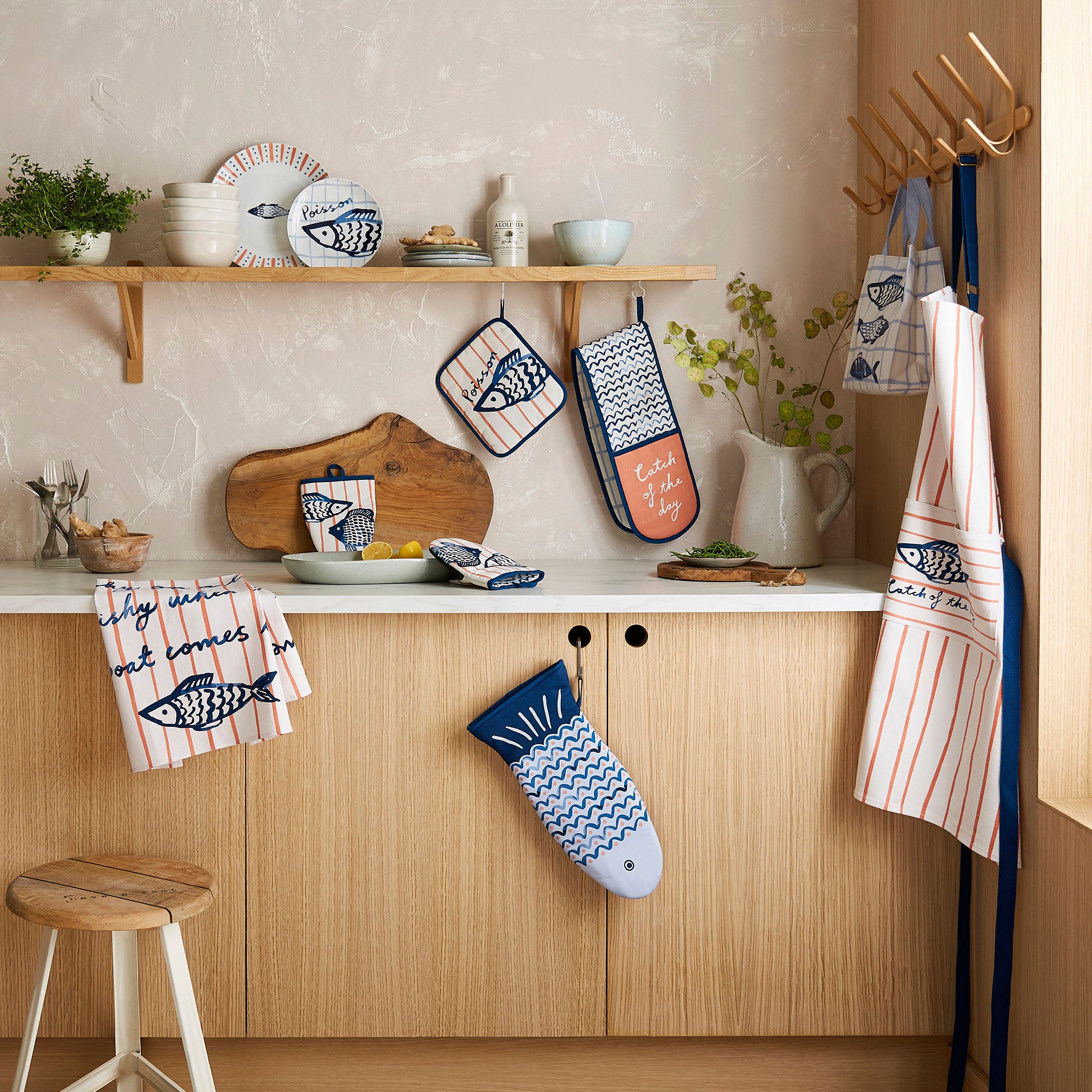 Ulster Weavers Catch of the Day Apron - PVC/Oilcloth One Size in Multi - Apron - Ulster Weavers