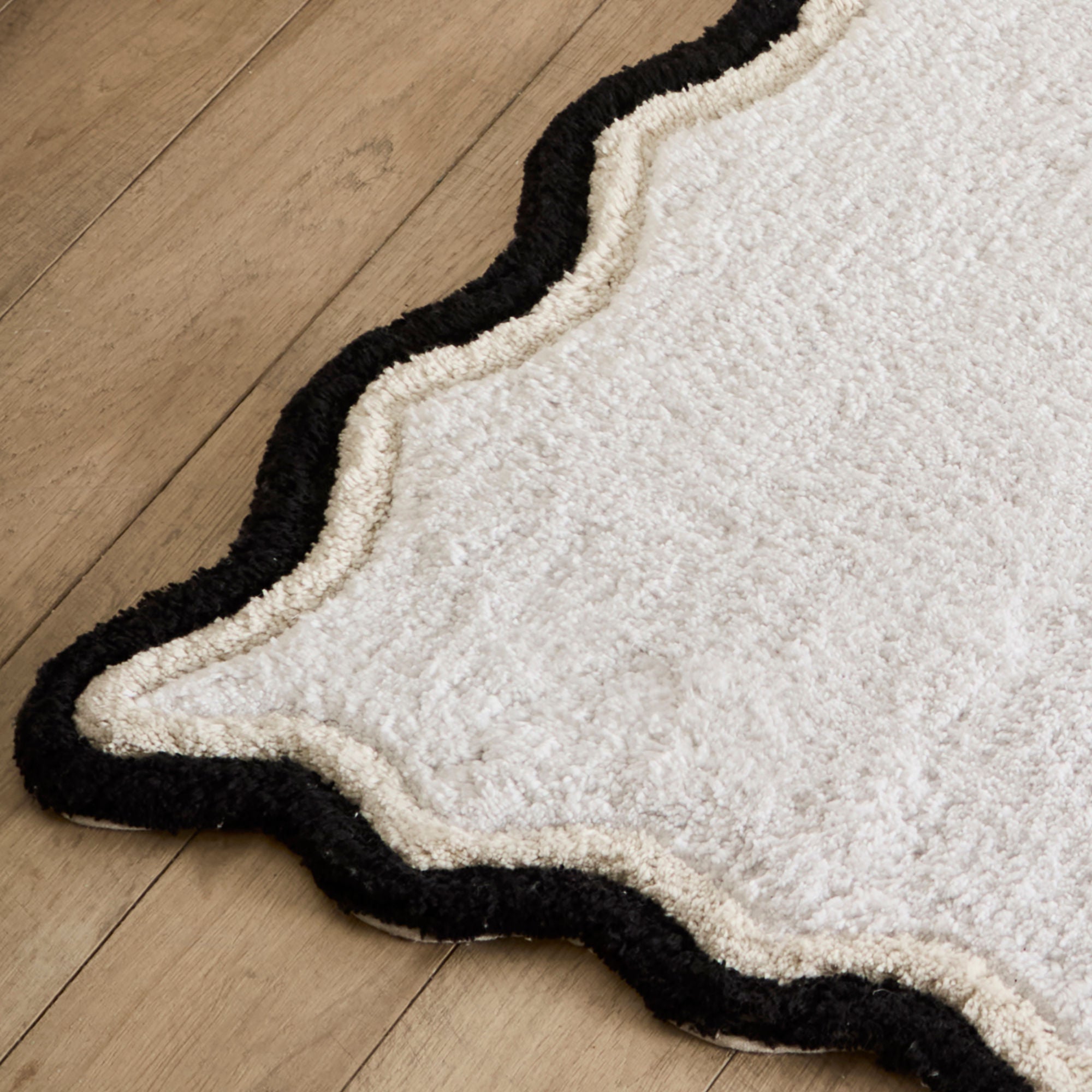 Scallop Bath Mat in Monochrome 50 x 80cm - Bath Mat - Fusion