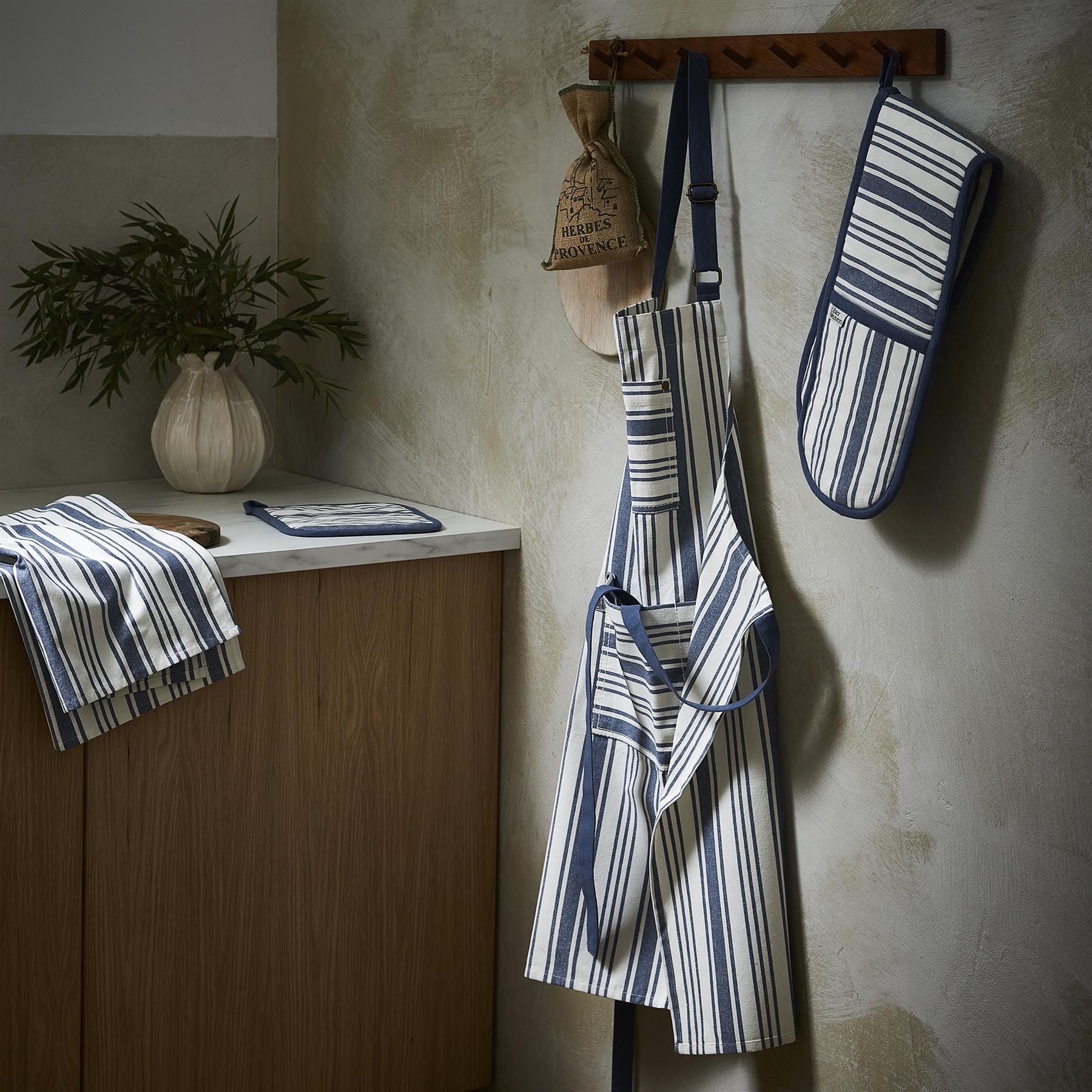 Ulster Weavers Denim Stripe Gauntlet Oven Glove One Size in Blue - Gauntlet Oven Glove - Ulster Weavers