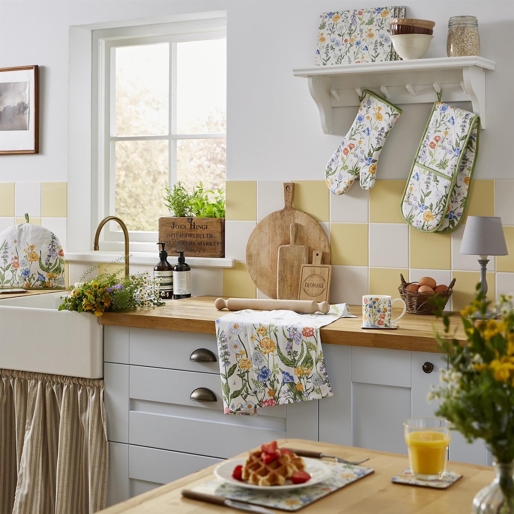 Ulster Weavers Cottage Garden Apron - PVC/Oilcloth One Size in Multi - Apron - Ulster Weavers