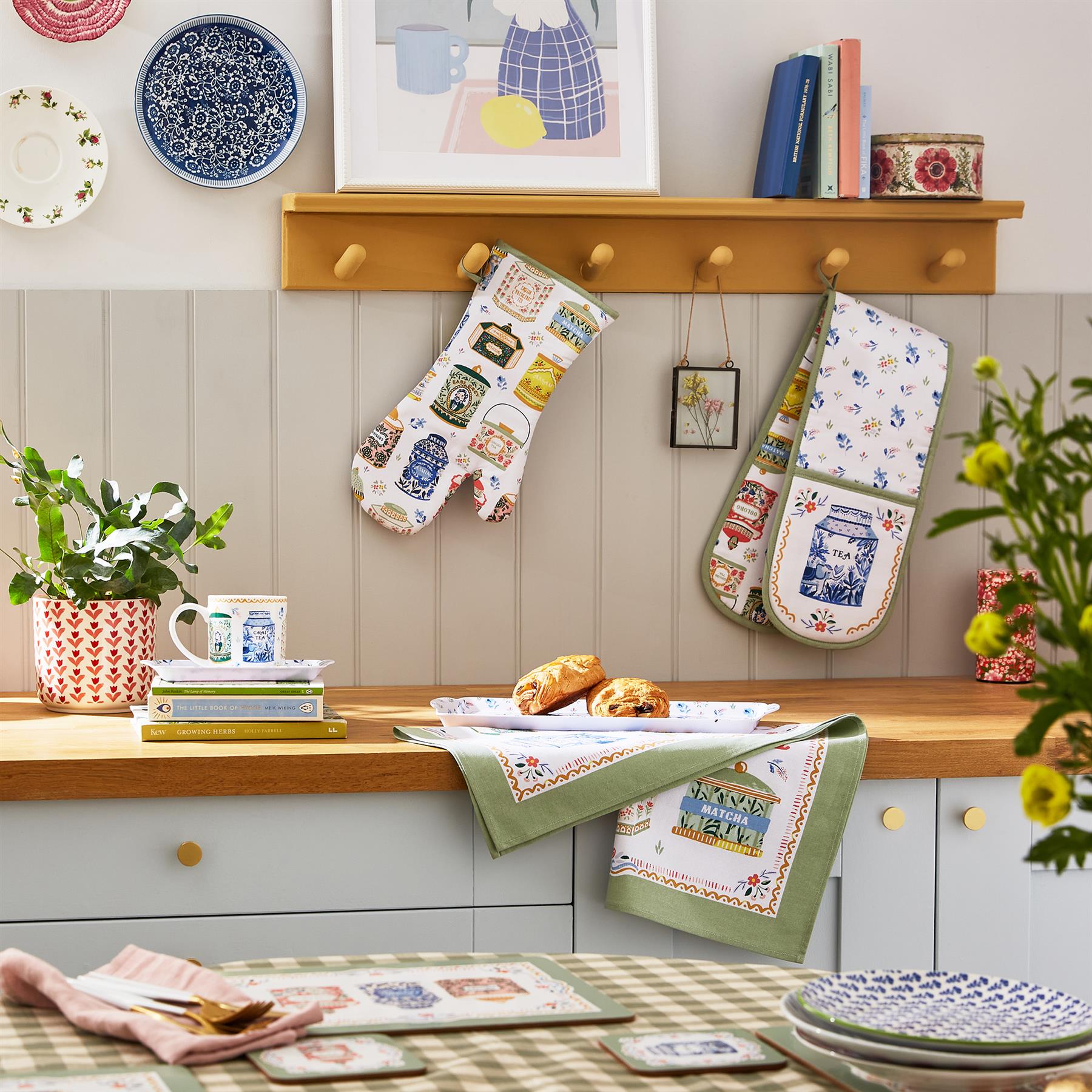 Ulster Weavers Tea Tins Gauntlet Oven Glove One Size in Multi - Gauntlet Oven Glove - Ulster Weavers